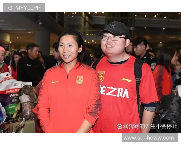 中国运动员夺金后比心观众：这一幕太暖了